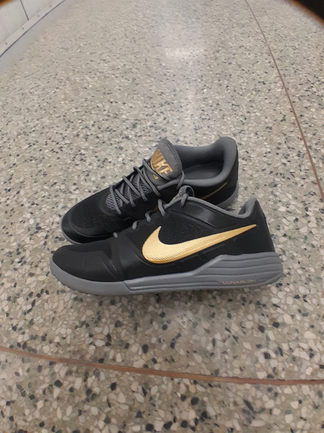Nike Running Shoes Men's Size 8 Black Gold Men's Size 8