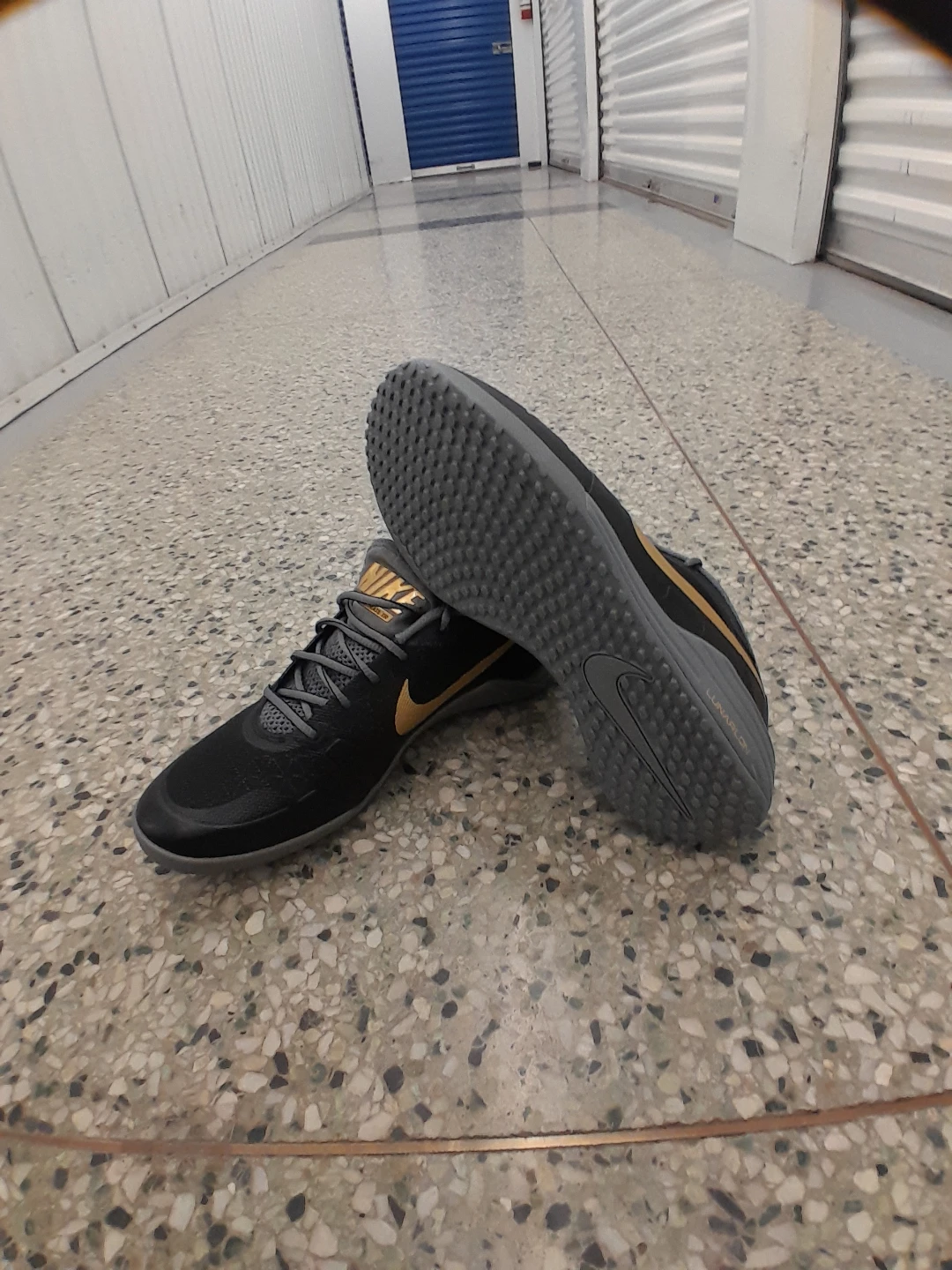 Nike Running Shoes Men's Size 8 Black Gold Men's Size 8 - photo 2