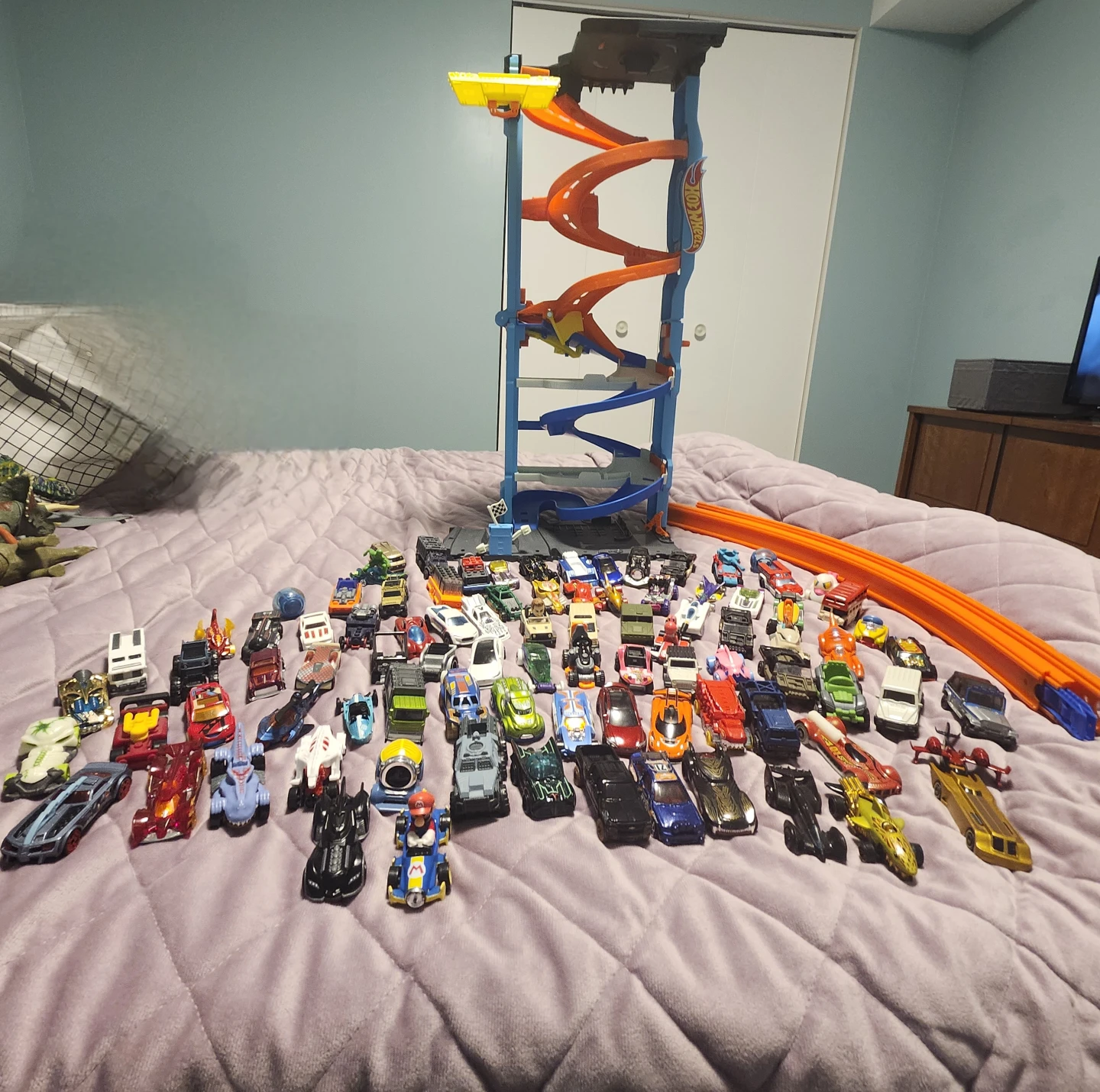 Hot Wheels Toy Car Collection and Track Set