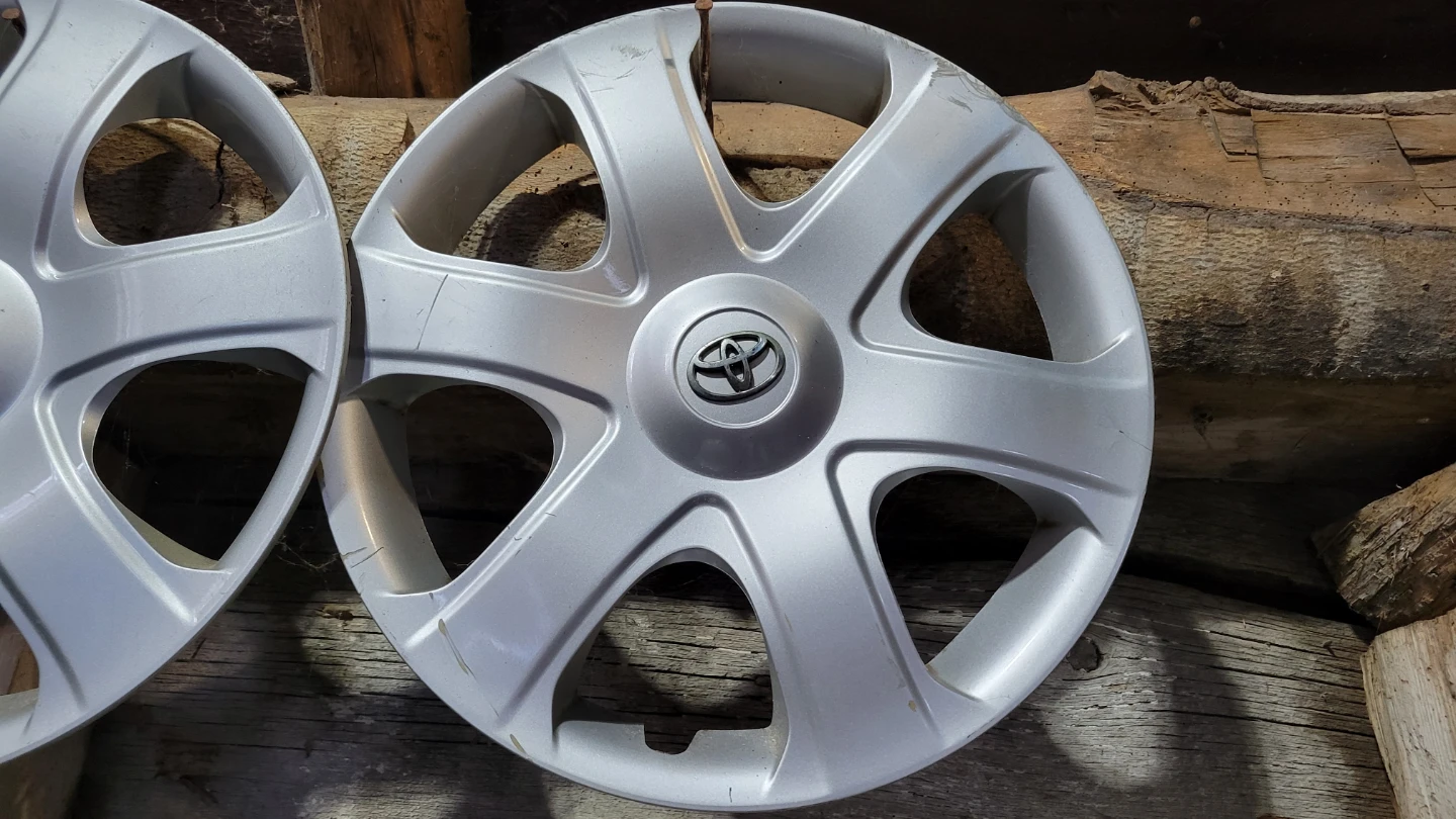 Set of 3 Silver Toyota Hubcaps - photo 2