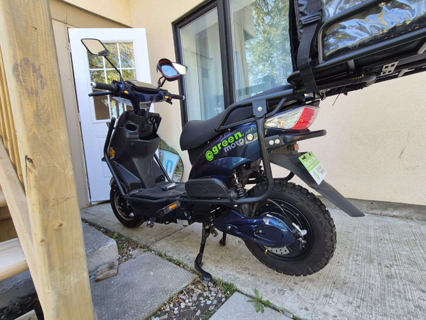 Green Moto Electric Scooter with Delivery Bag - photo 4