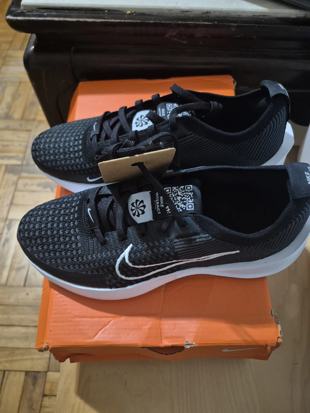 BNIB)Nike Interact Run Size 7 Women's Running Shoes Black/White - photo 4