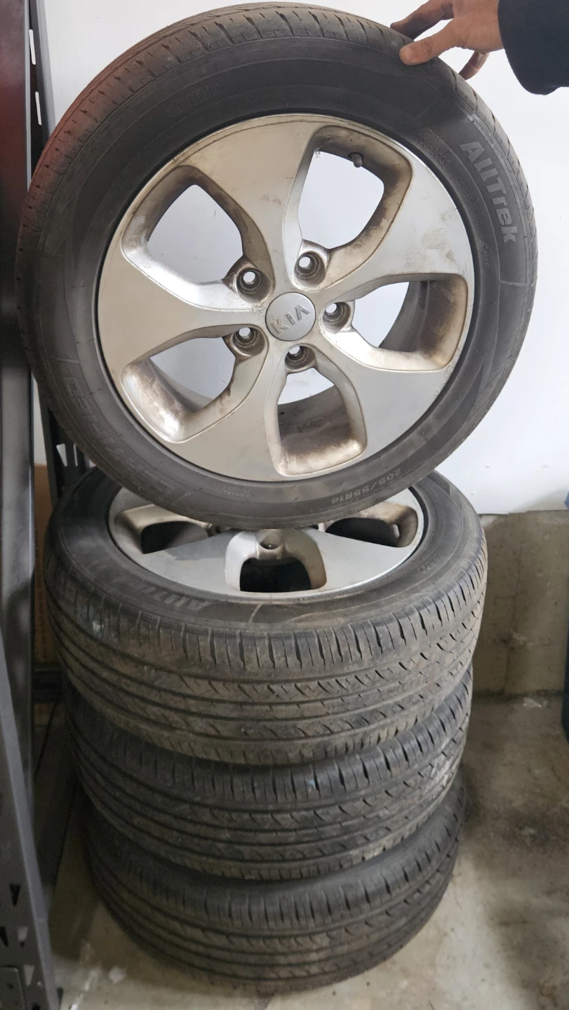 Set of 4 Kia AllTrek Tires with Rims - photo 4