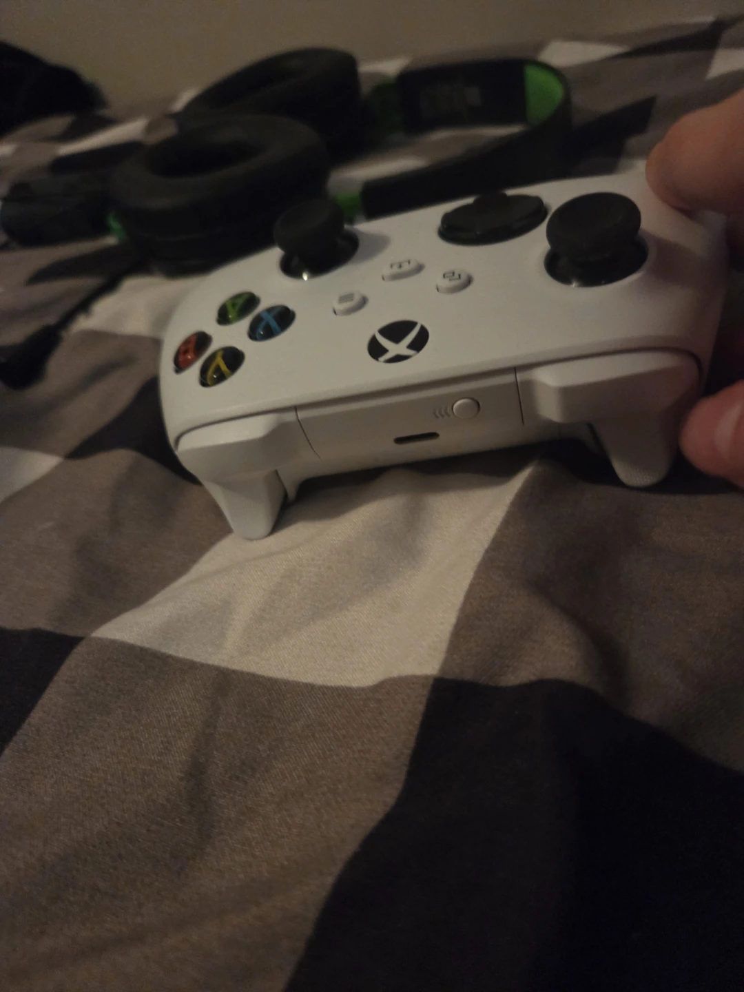 White Xbox Wireless Controller - photo 2