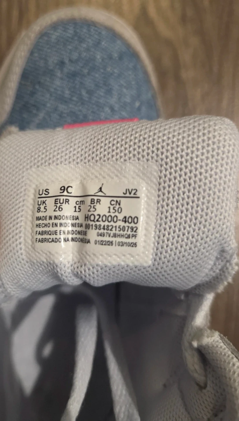 Jordan AJ1 toddler sneakers - photo 3