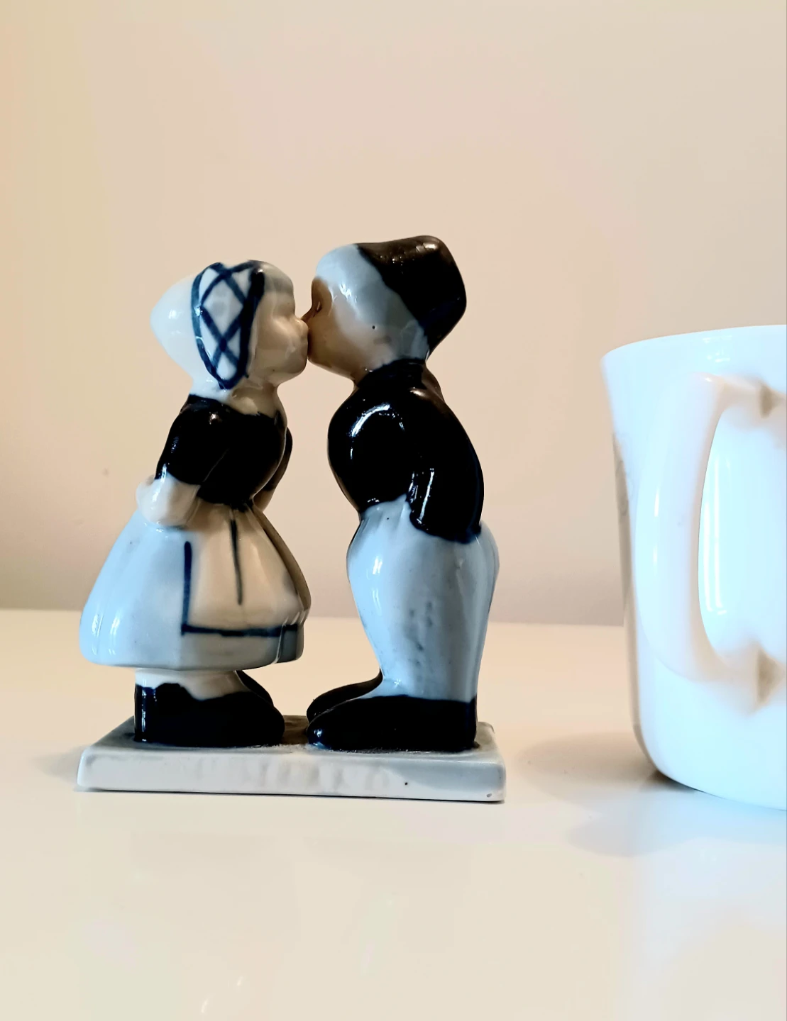 Hand Painted Kissing Couple Figurine - photo 2