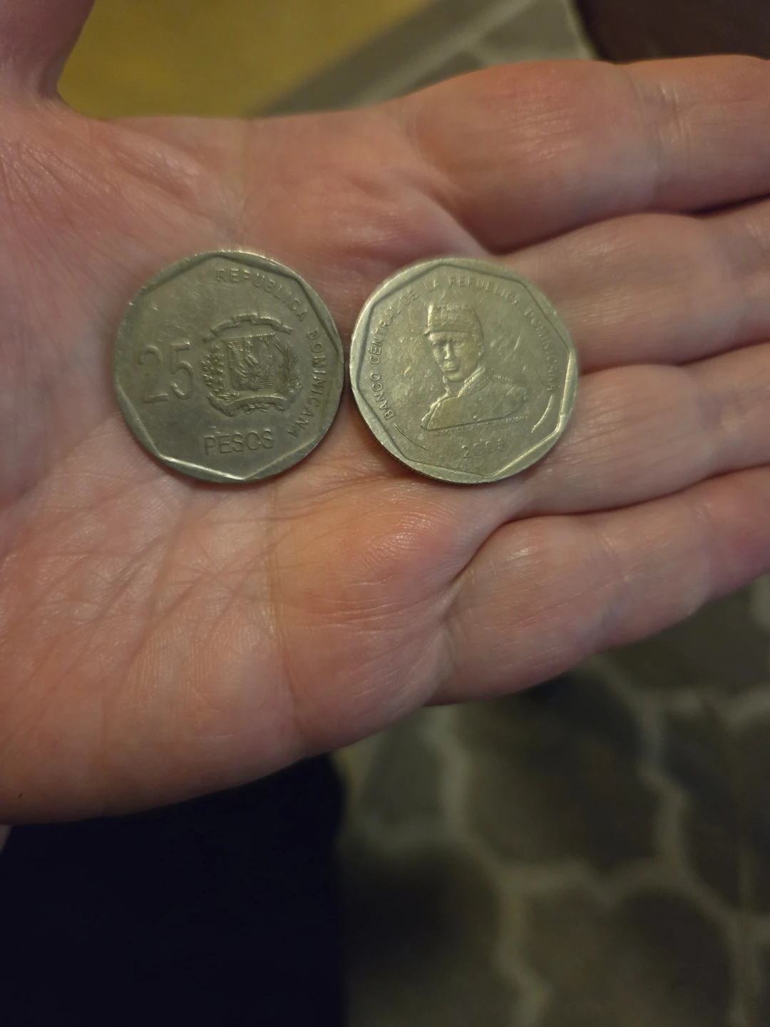 Philippines 1 Peso Coin (1995) and 25 Centavos Coin (1998) - photo 3