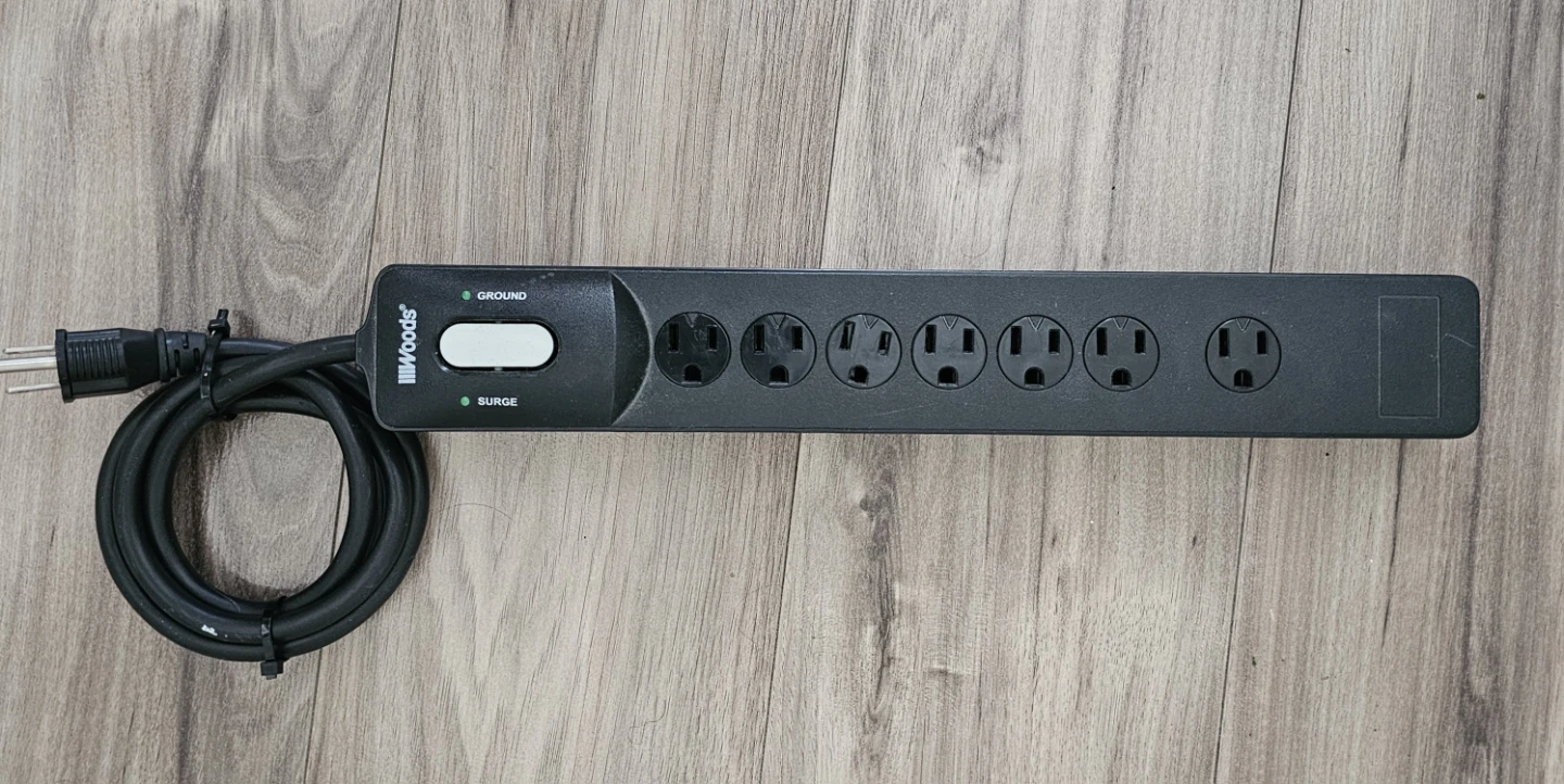 Woods 7 Outlet Surge Protector Power Bar