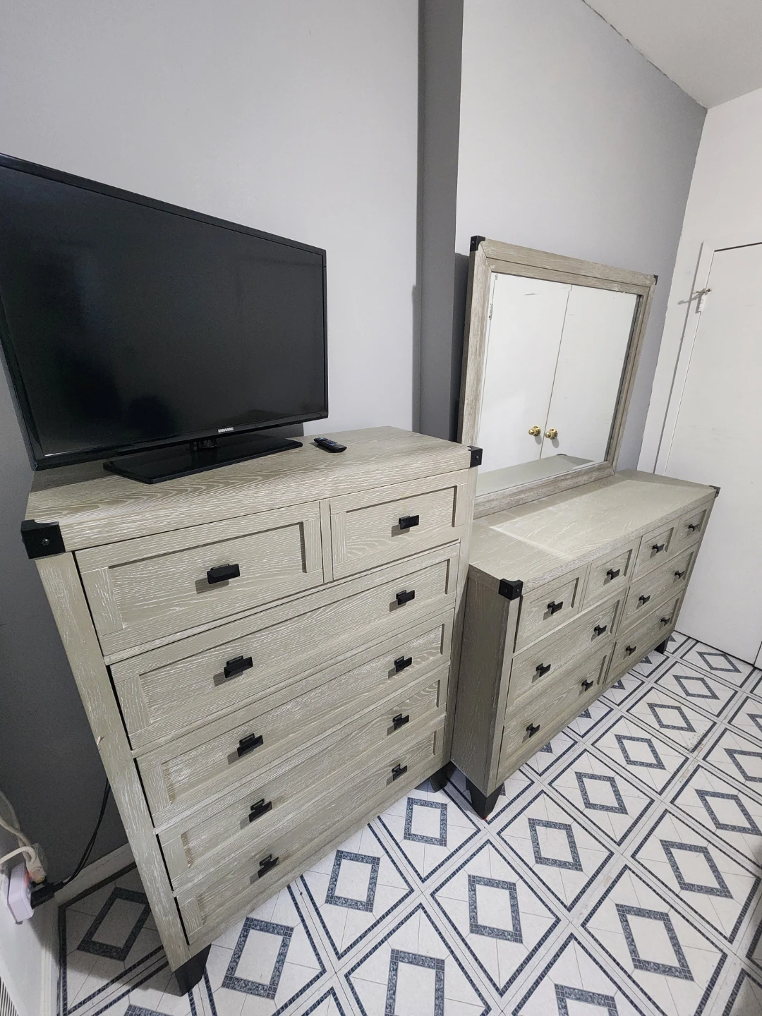 6-Drawer Dresser & 5-Drawer Chest with Mirror - photo 2