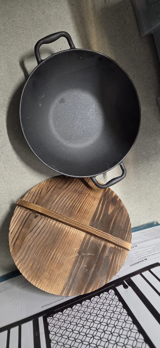 KeleDay Cast Iron Wok with Wooden Lid