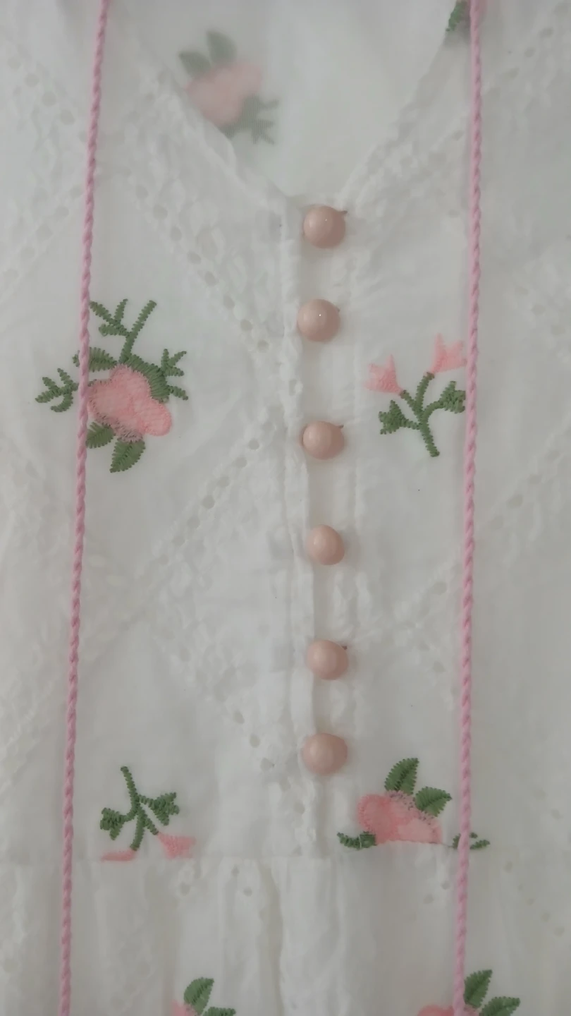 White embroidered tiered dress with pink floral detail - photo 4