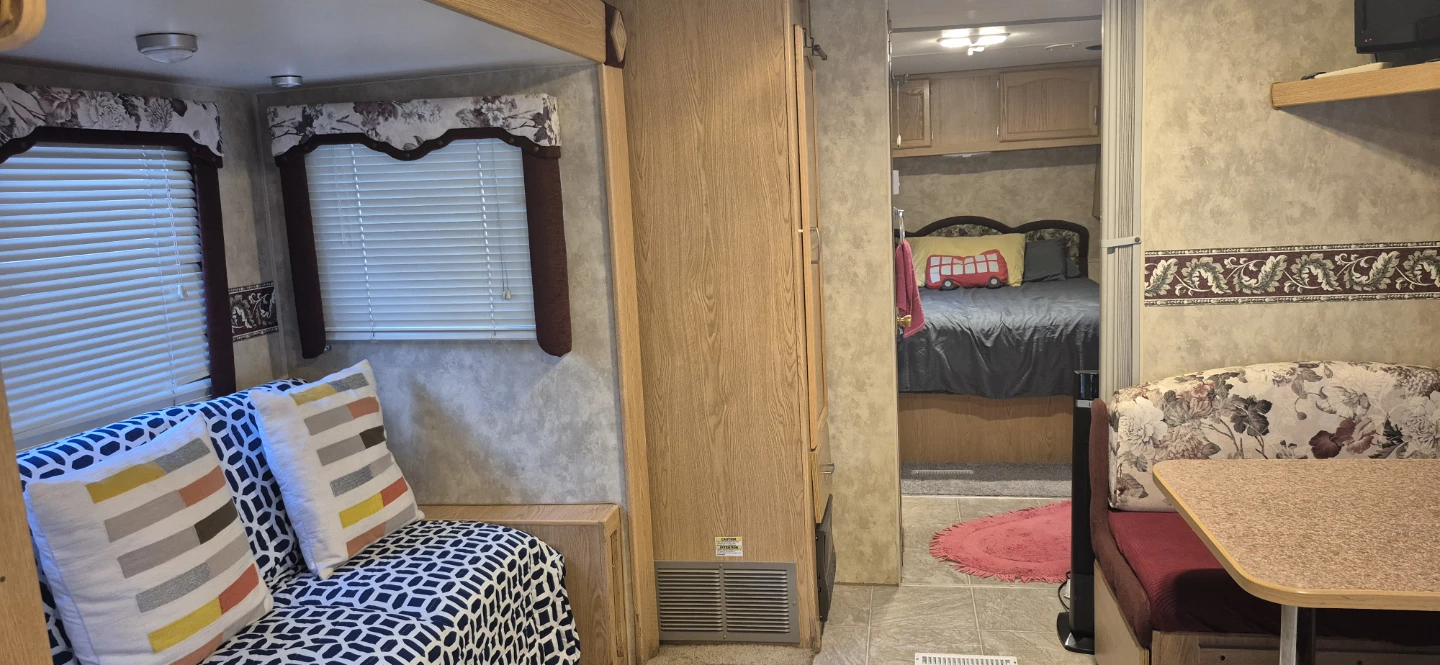 Fleetwood Prowler Classic 240 RKS Travel Trailer - photo 3