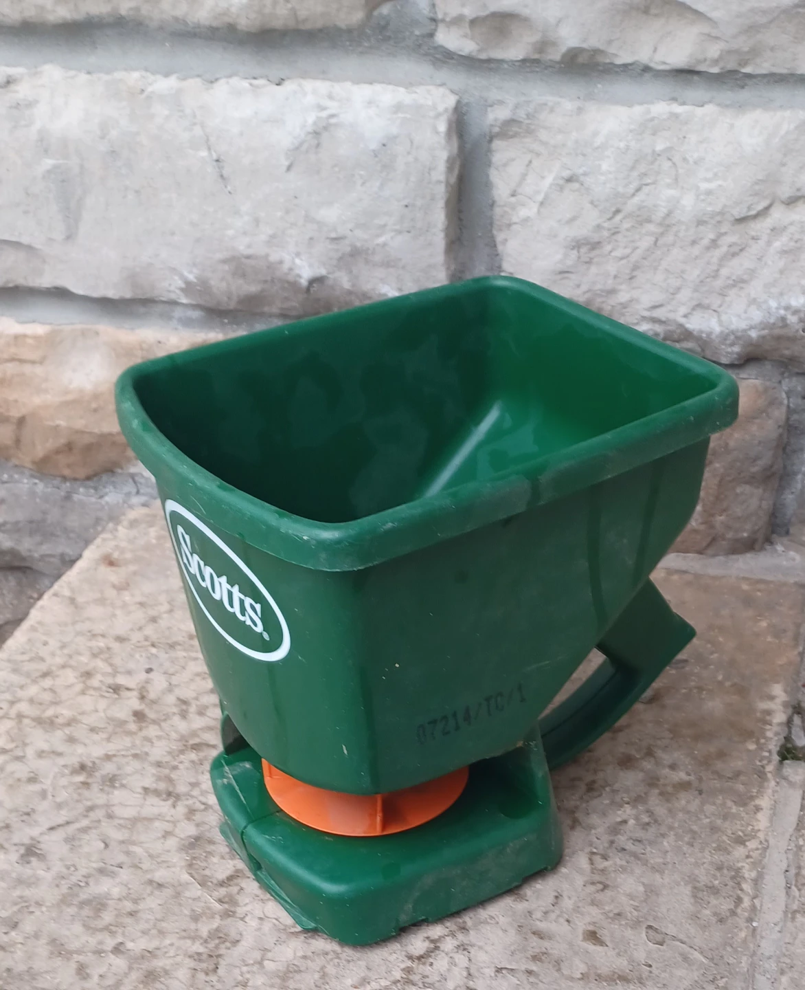 Scotts Handheld Lawn Spreader - photo 3