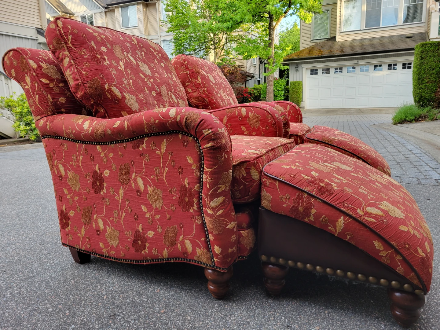 Beautiful Pair of Decor-Rest Armchairs & Matching Ottomans - photo 2