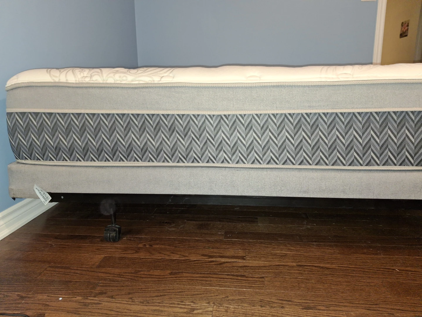 Beautyrest Silver Mattress, 2 twin XL Boxsprings and metal frame - photo 2