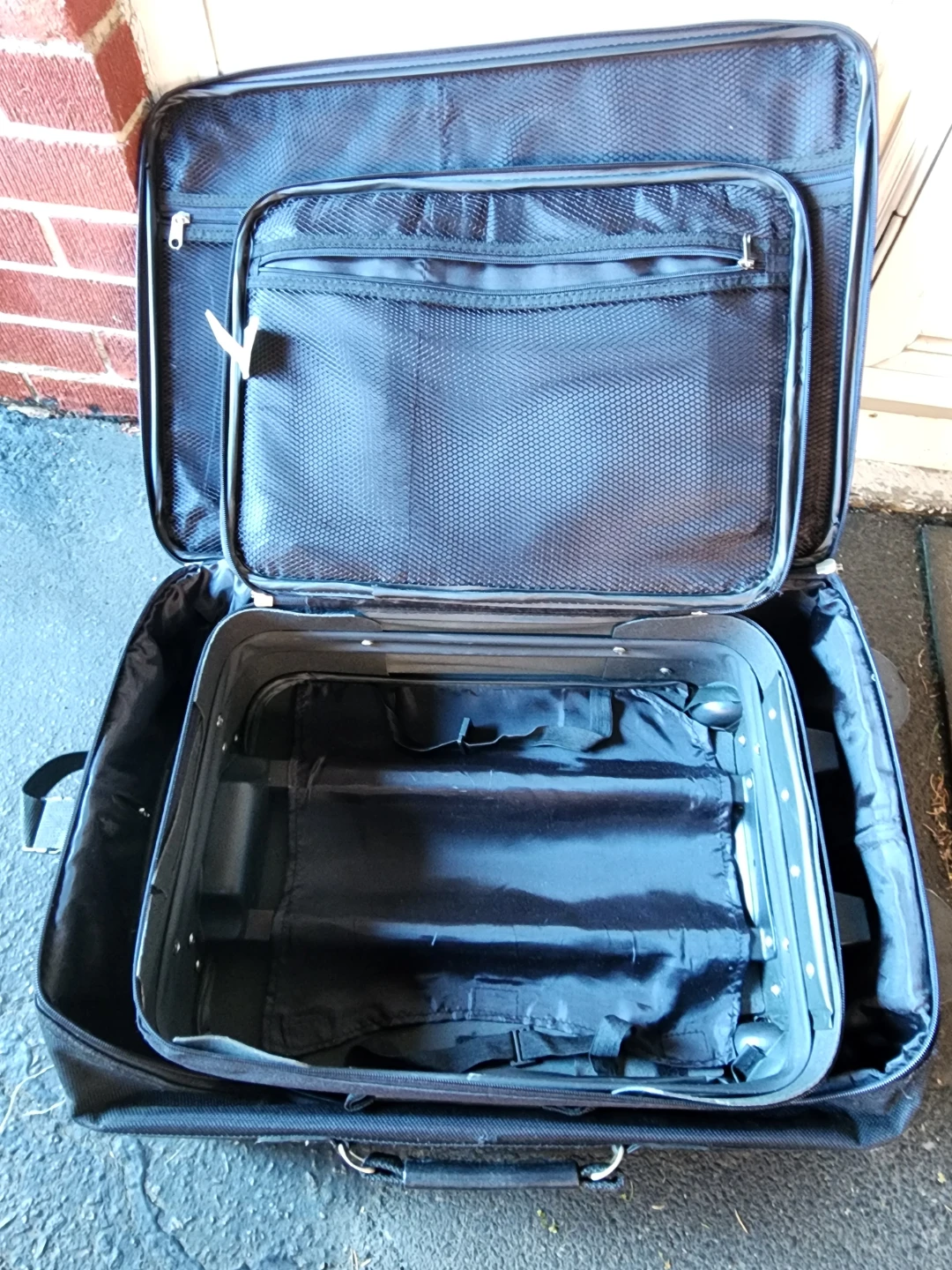 Skyway Luggage Set - 2 Black Suitcases - photo 2
