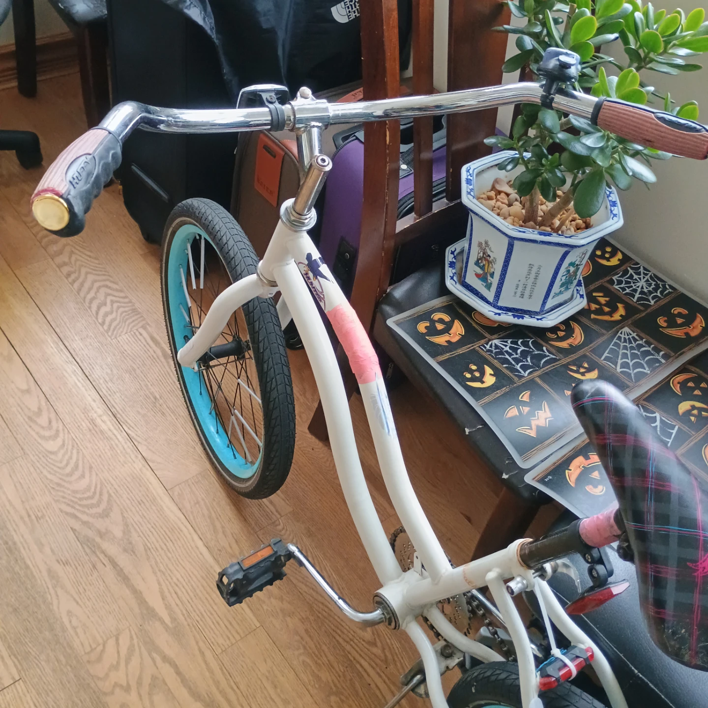 White Cruiser Bicycle with Pink Accents - photo 2