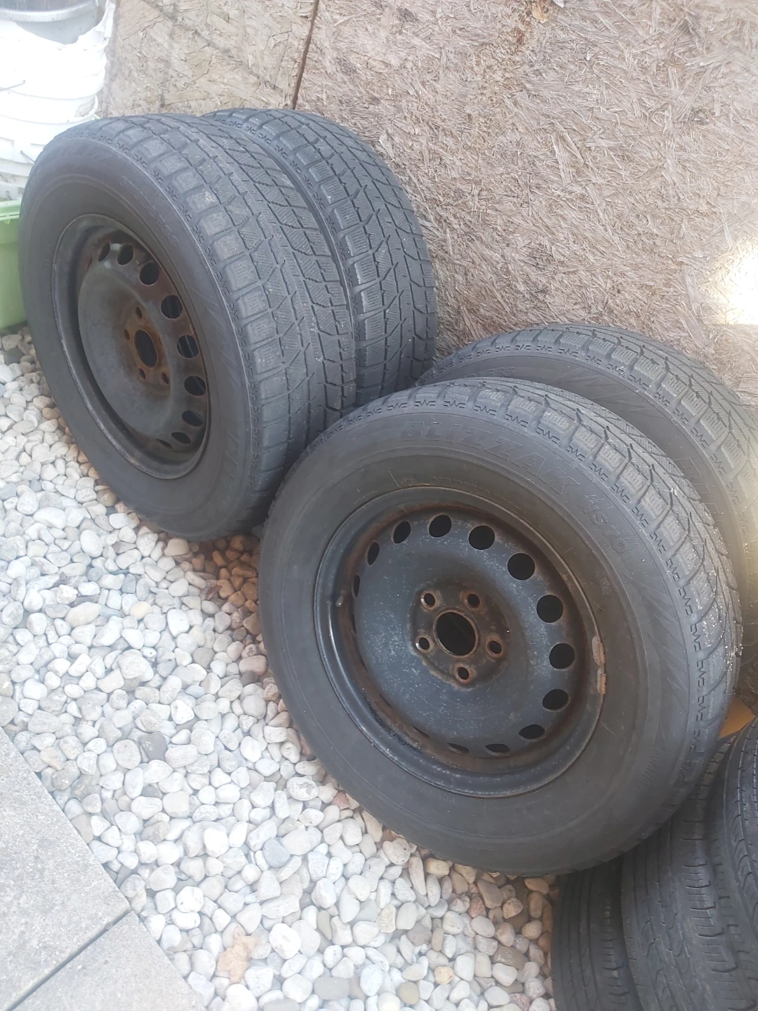 Set of 4 Bridgestone Blizzak Studless Winter Tires - photo 2