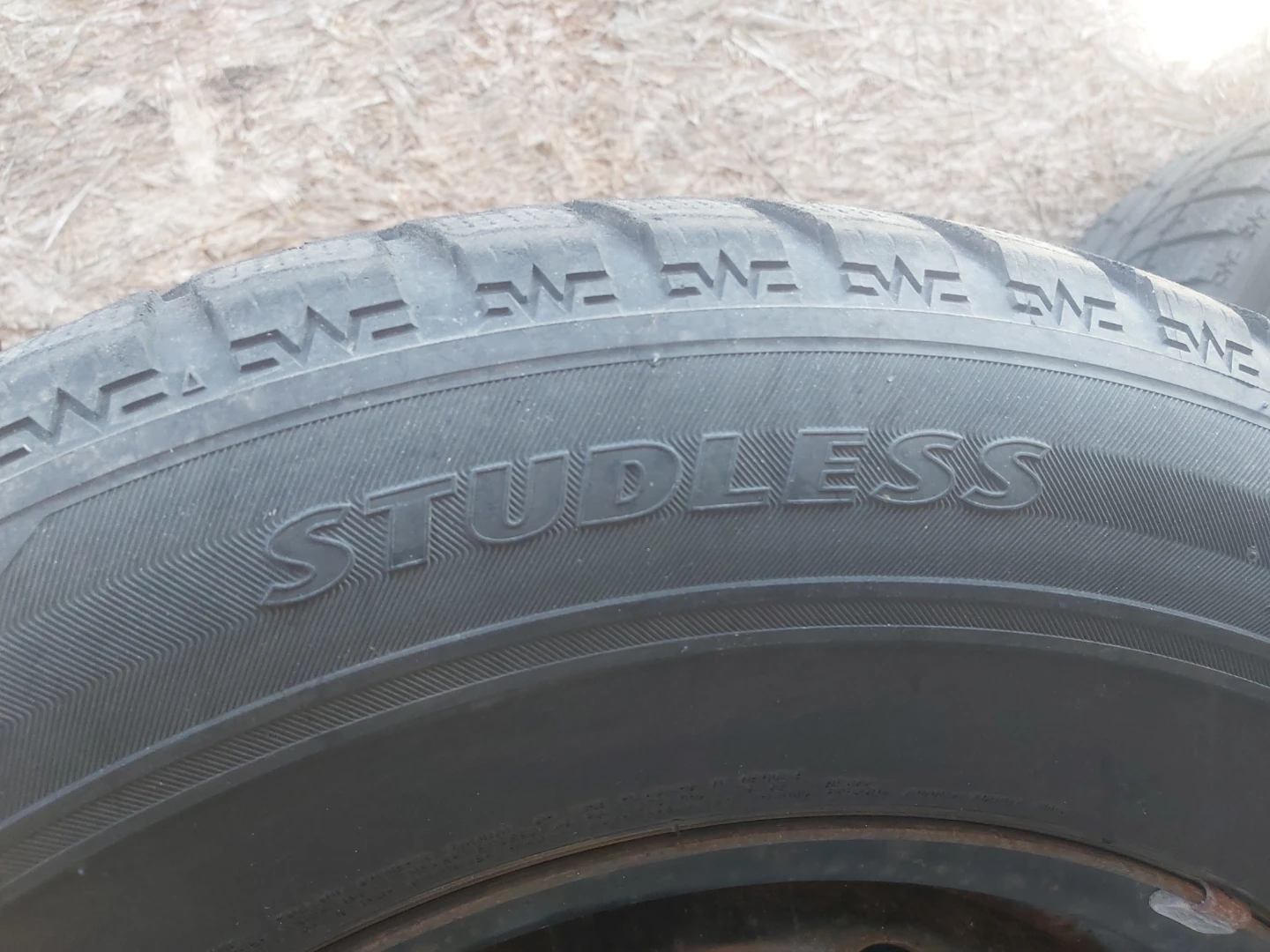 Set of 4 Bridgestone Blizzak Studless Winter Tires - photo 3