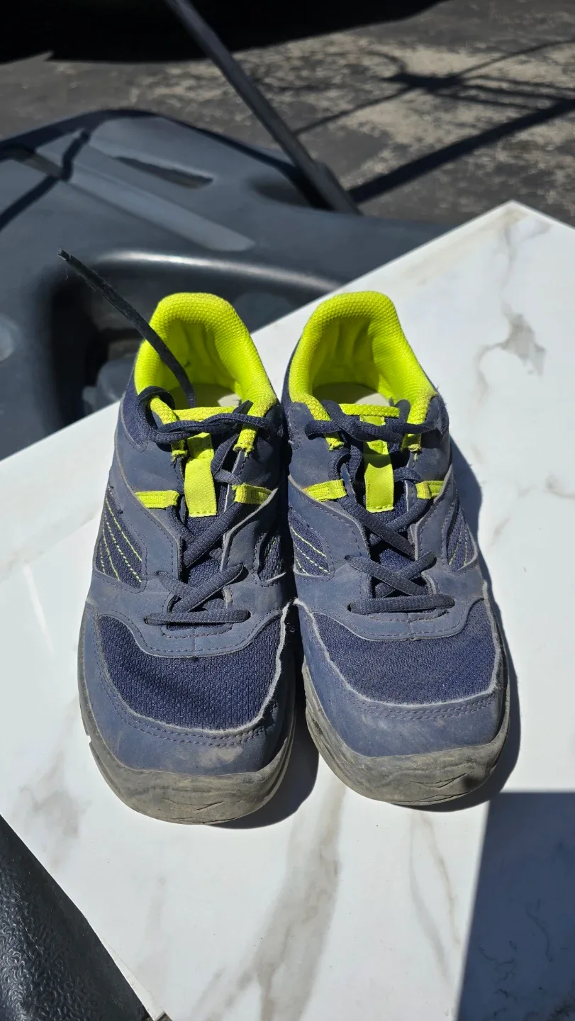Quechua Youth Hiking Shoes - Size 6 Youth
