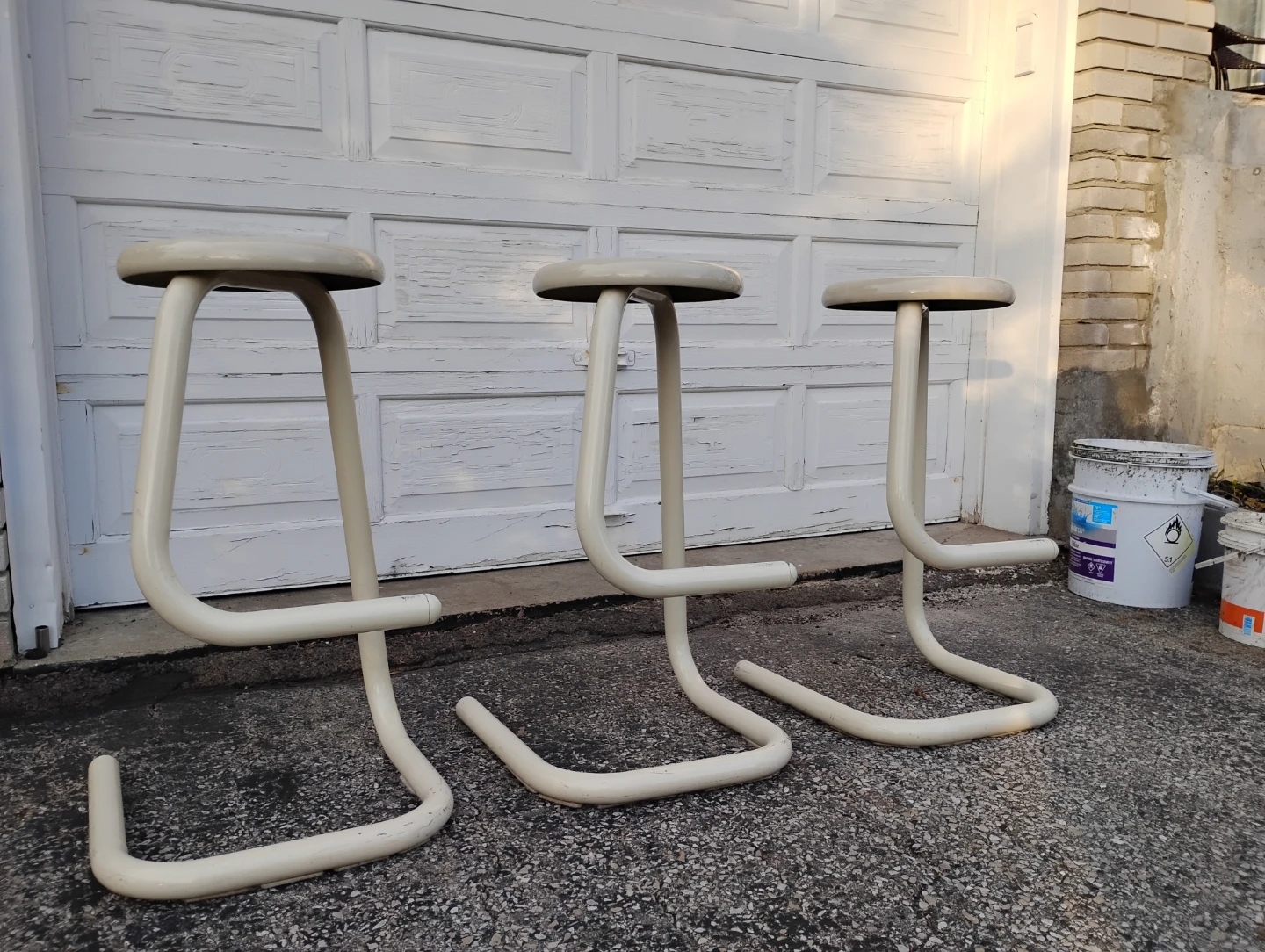 Three MCM Paperclip Stools + Table - photo 2