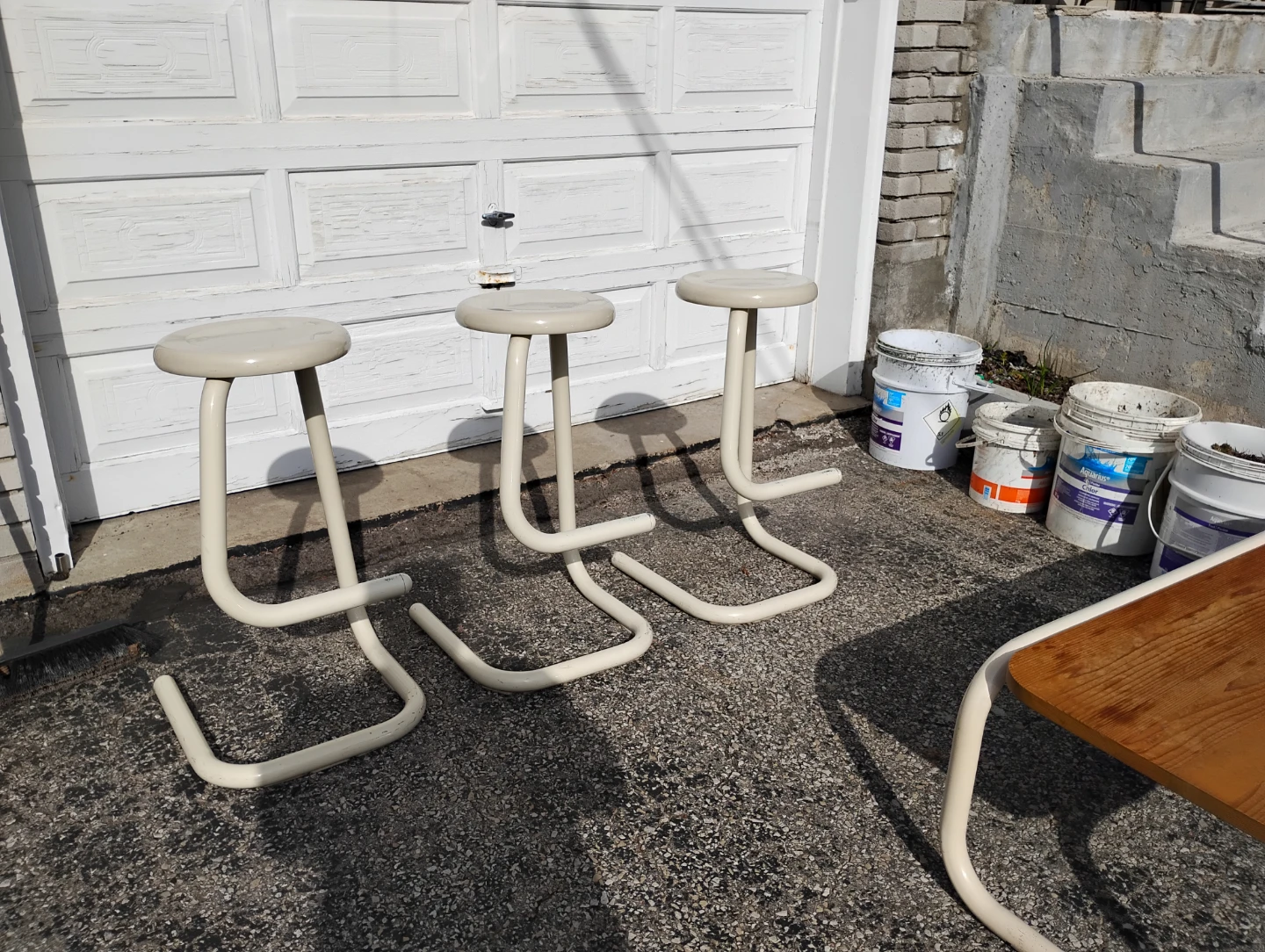 Three MCM Paperclip Stools + Table - photo 4