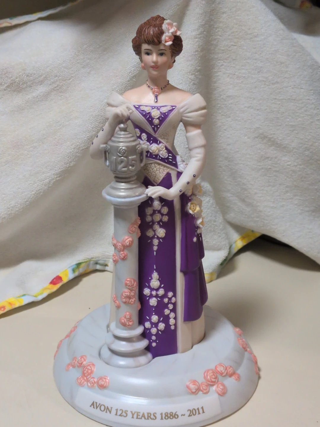 Avon 125 Years Commemorative Figurine 1886-2011 - photo 2