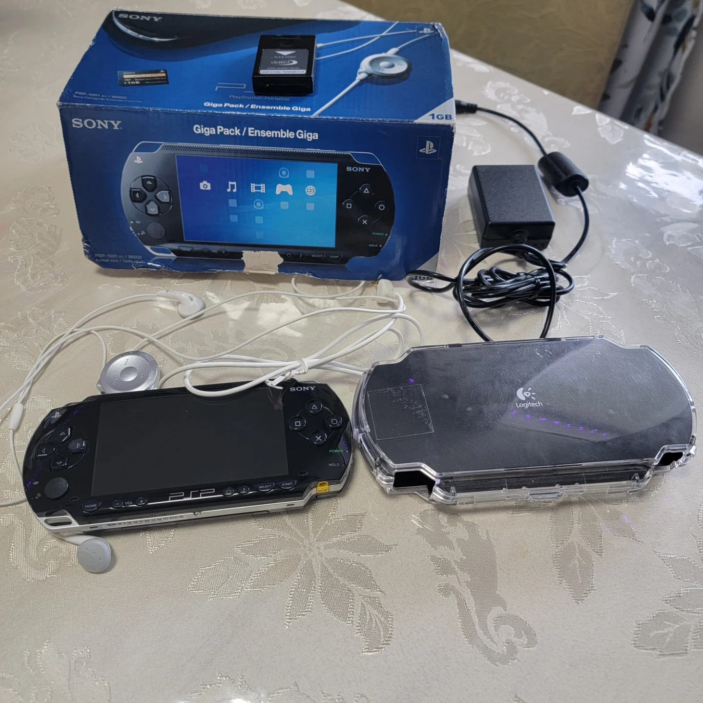 Sony PSP 1000  Giga Pack Bundle(for parts)