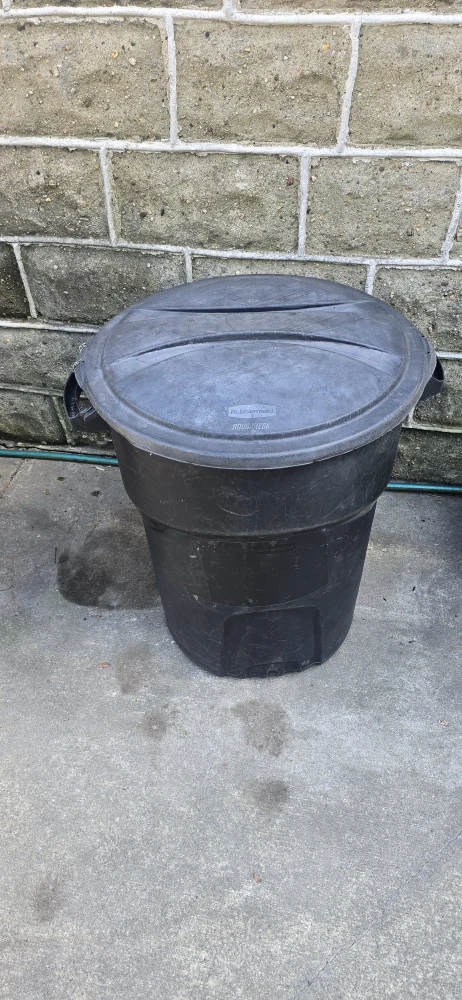 Black Trash Can with Lid