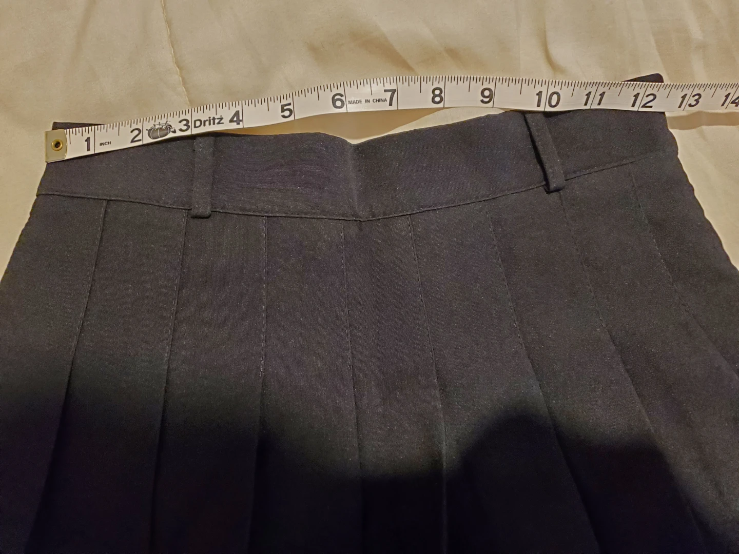 Classic black pleated mini skirt with heart buckle belt - photo 5