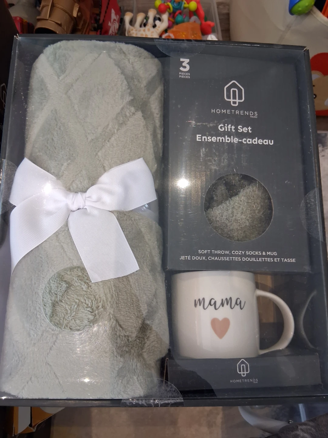 HOMETRENDS Gift Set - Soft Throw, Cozy Socks & Mug - photo 3