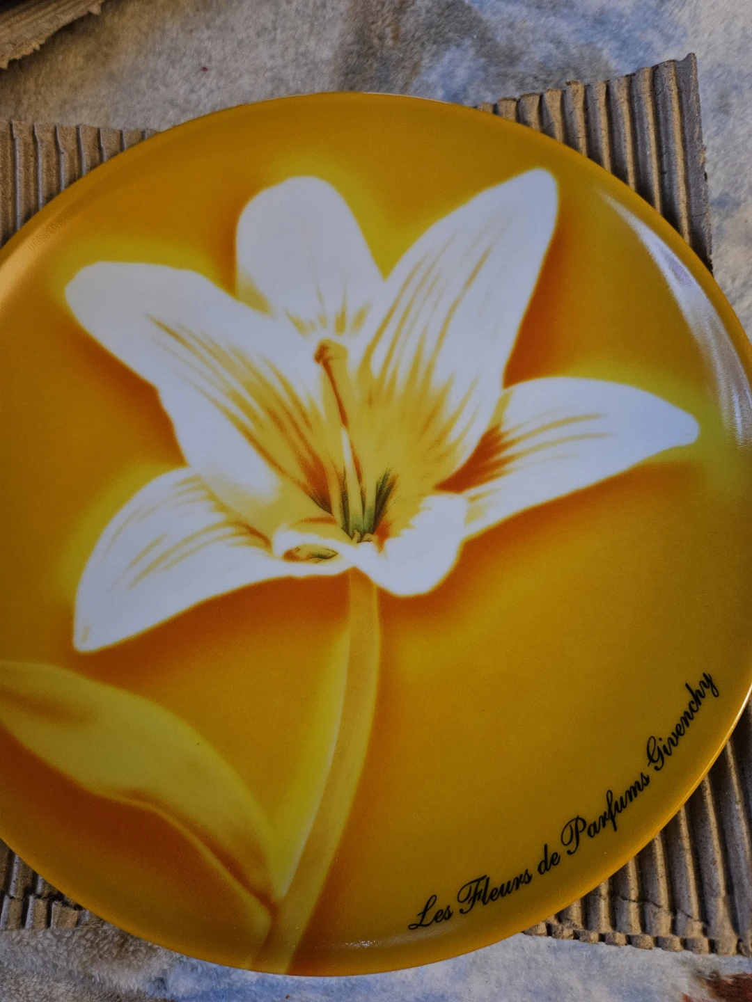 Givenchy Les Fleurs de Parfums Collectible Porcelain plates - photo 3