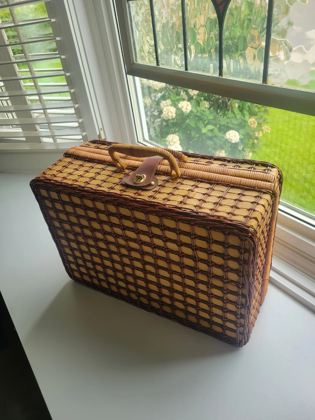 Dragonfly Suitcase Style Wicker Picnic Basket with Dishes - photo 4