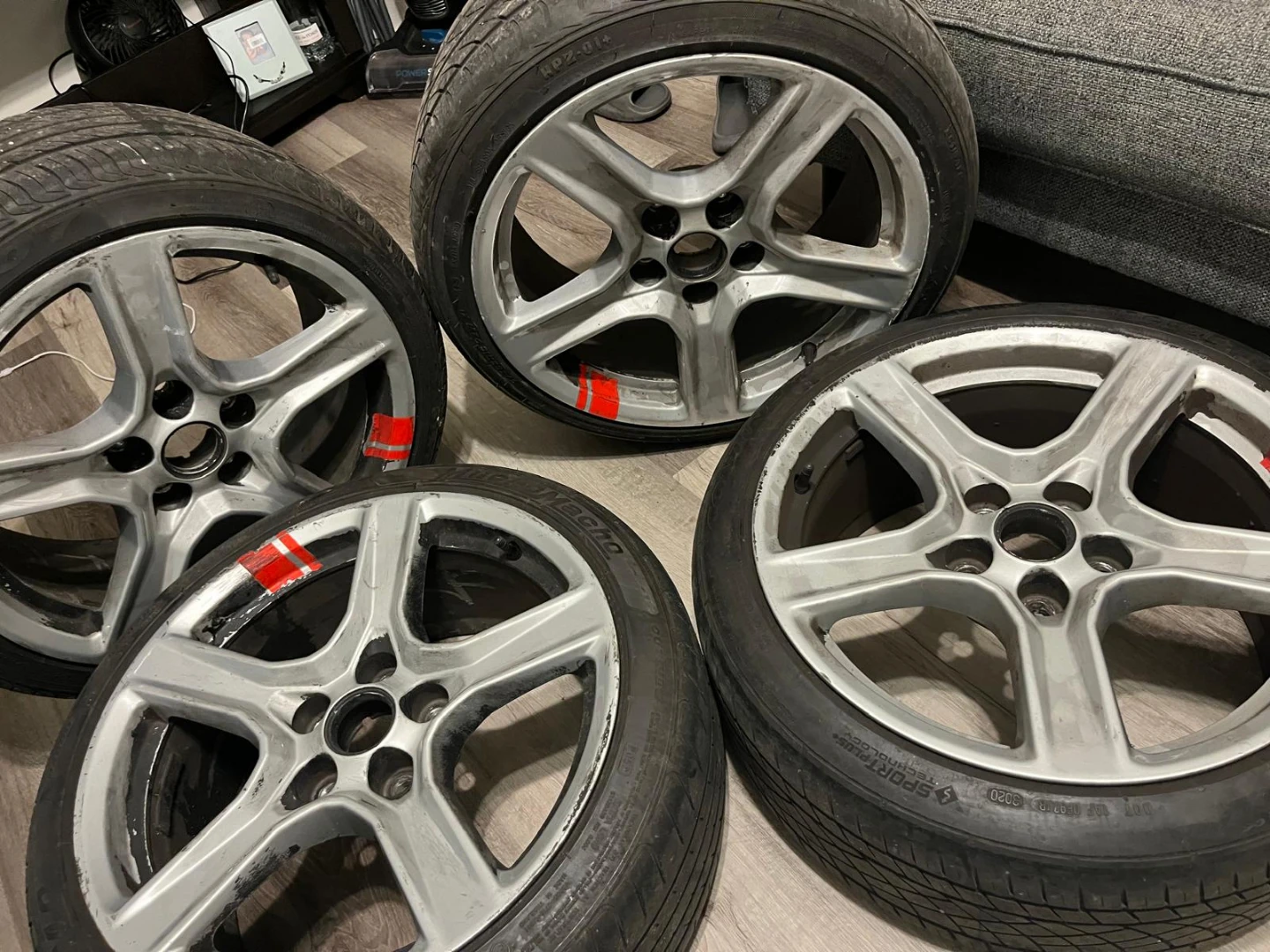 Set of 4 - 18x8.5J GM Alloy Wheels - photo 2