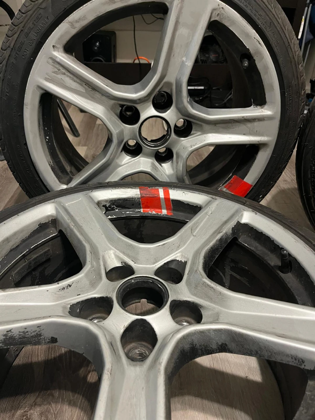 Set of 4 - 18x8.5J GM Alloy Wheels - photo 3