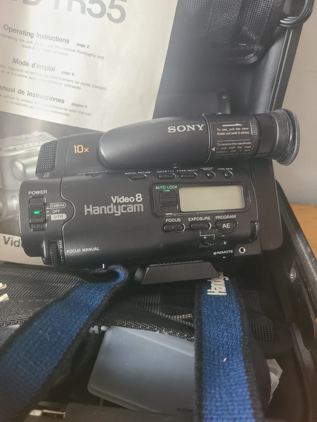 Sony Handycam ccd-tr55 Video Camera w Charger, manual, case - photo 3