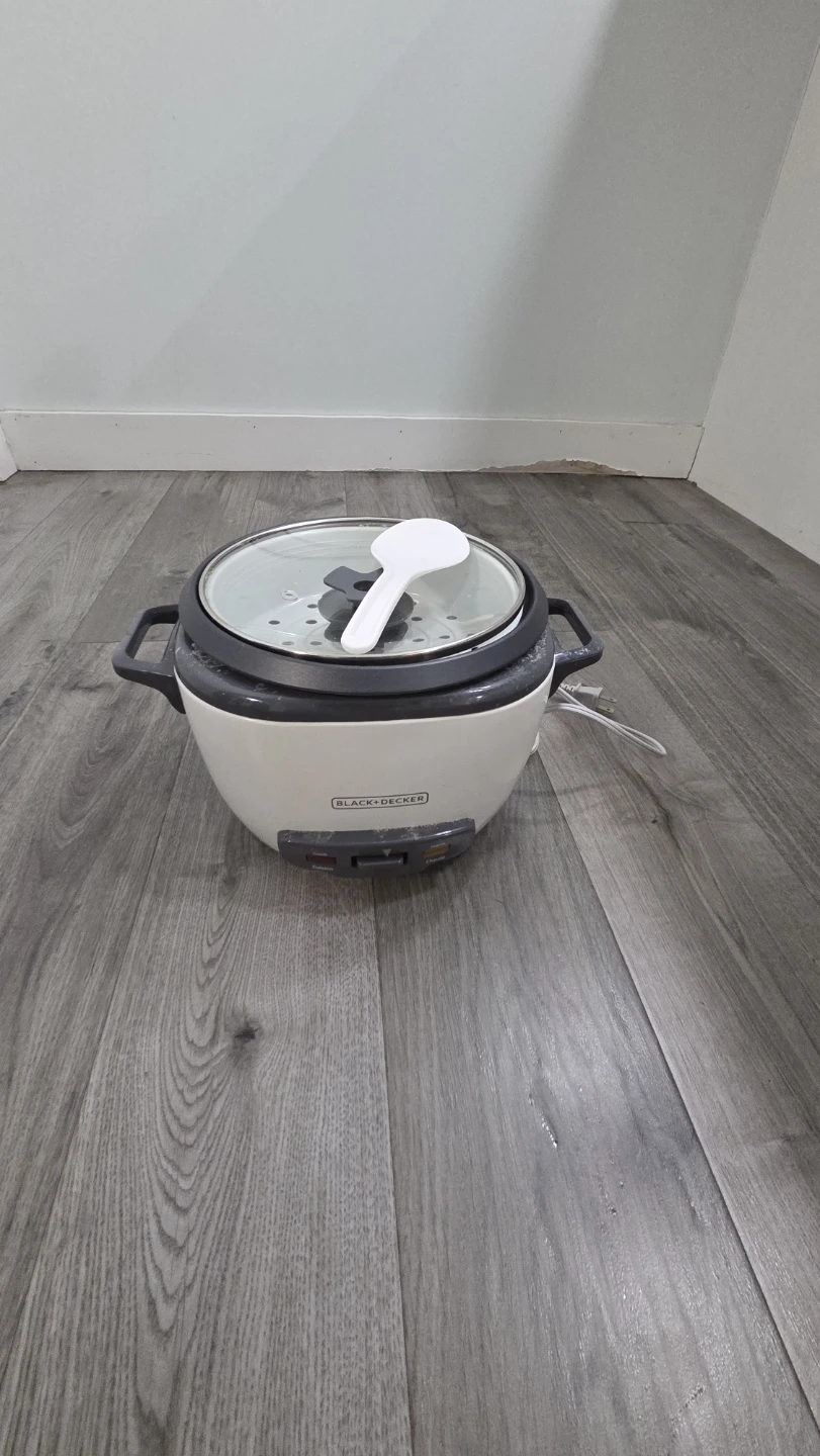 Black + Decker Rice Cooker with Steamer Basket and Spoon