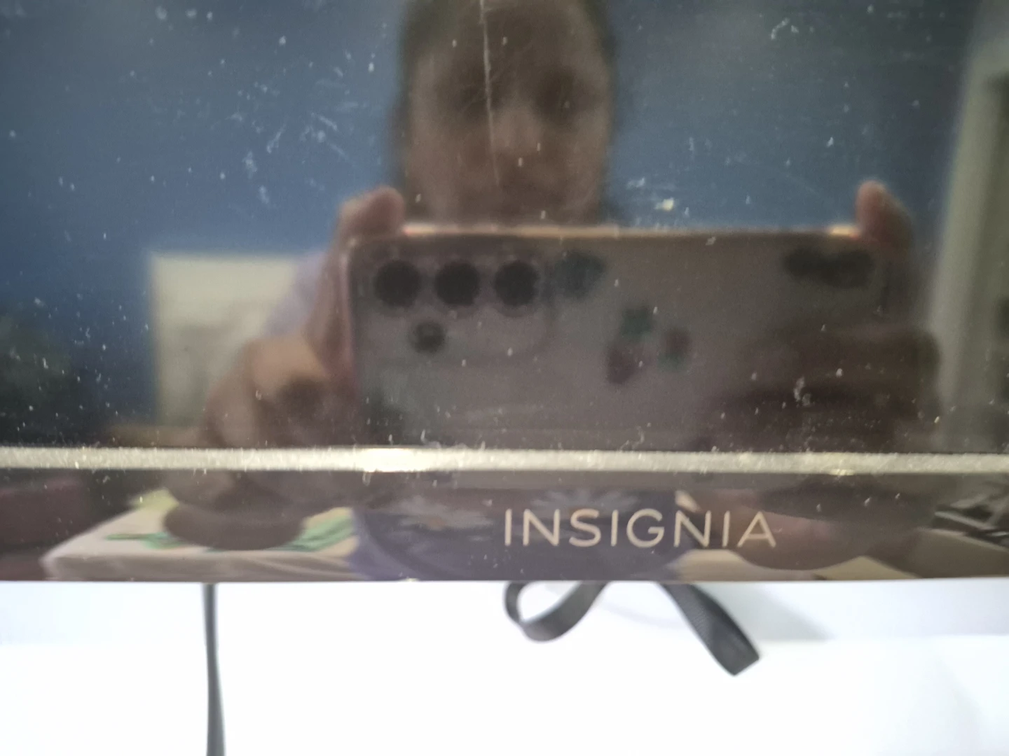 Insignia 32" TV and Remote