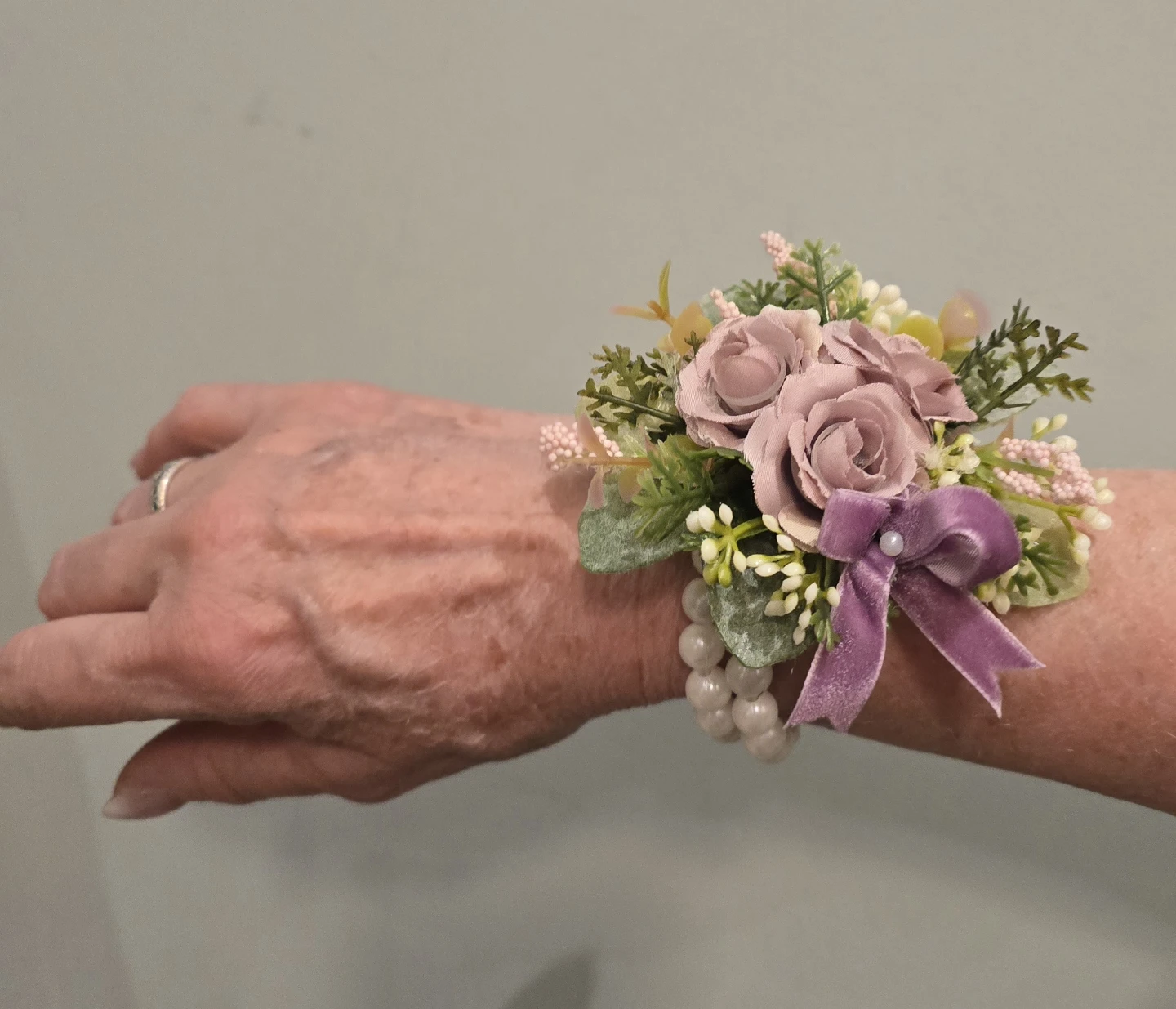 Assorted artificial corsages and boutonnieres - photo 5