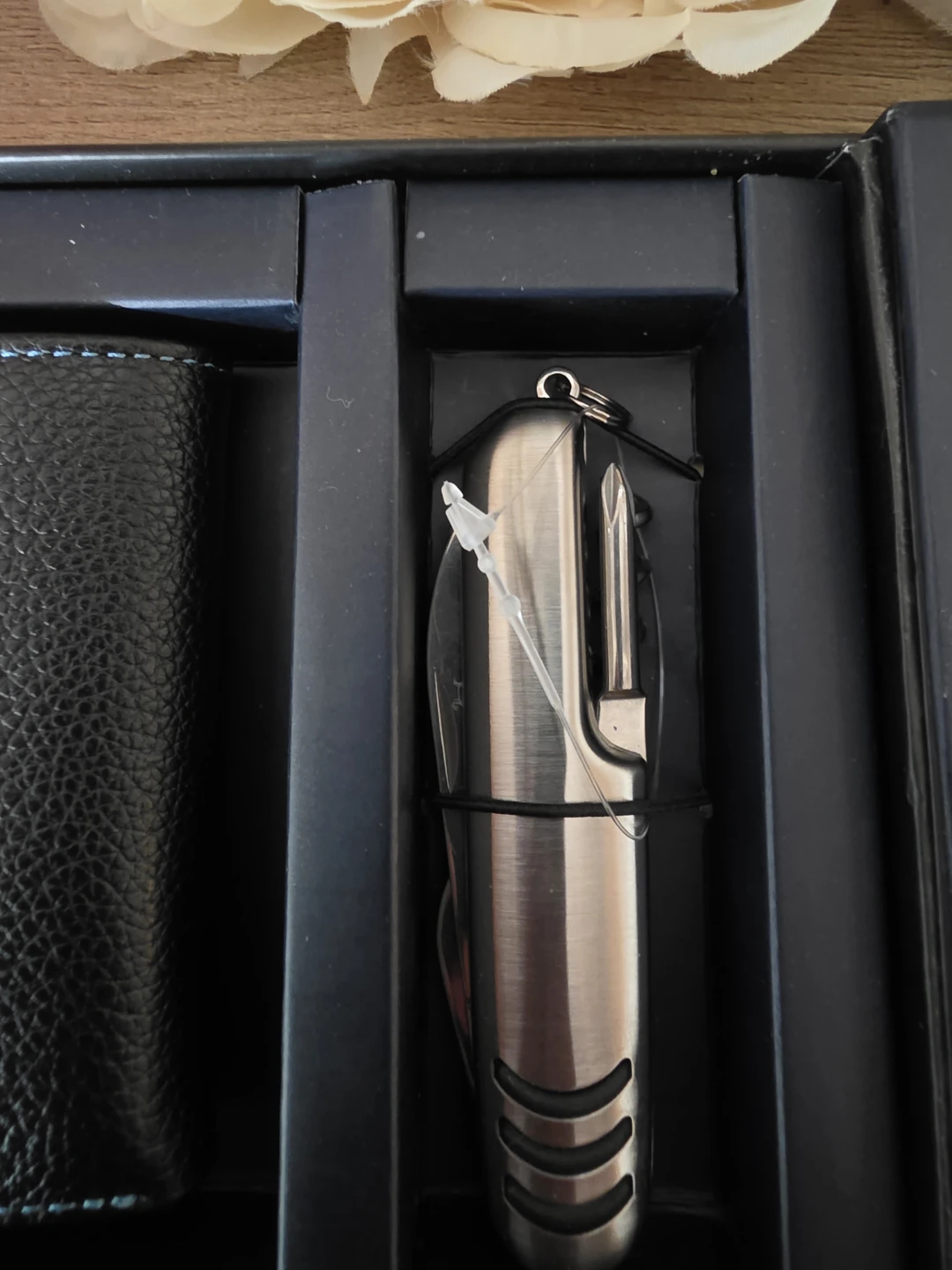 Original Penguin Leather Passcase with Pocket Multi-Tool (New) - photo 4