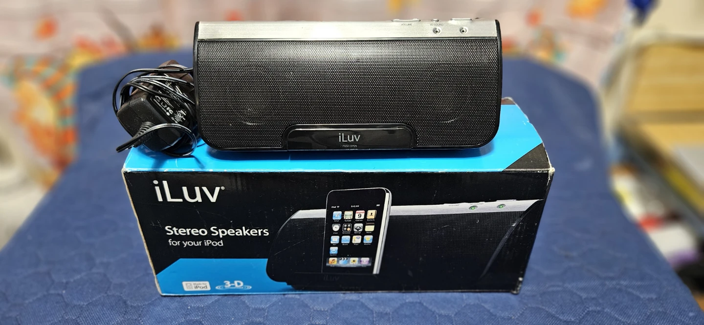 iLuv Stereo Speakers for iPod with Dock and AC Adapter