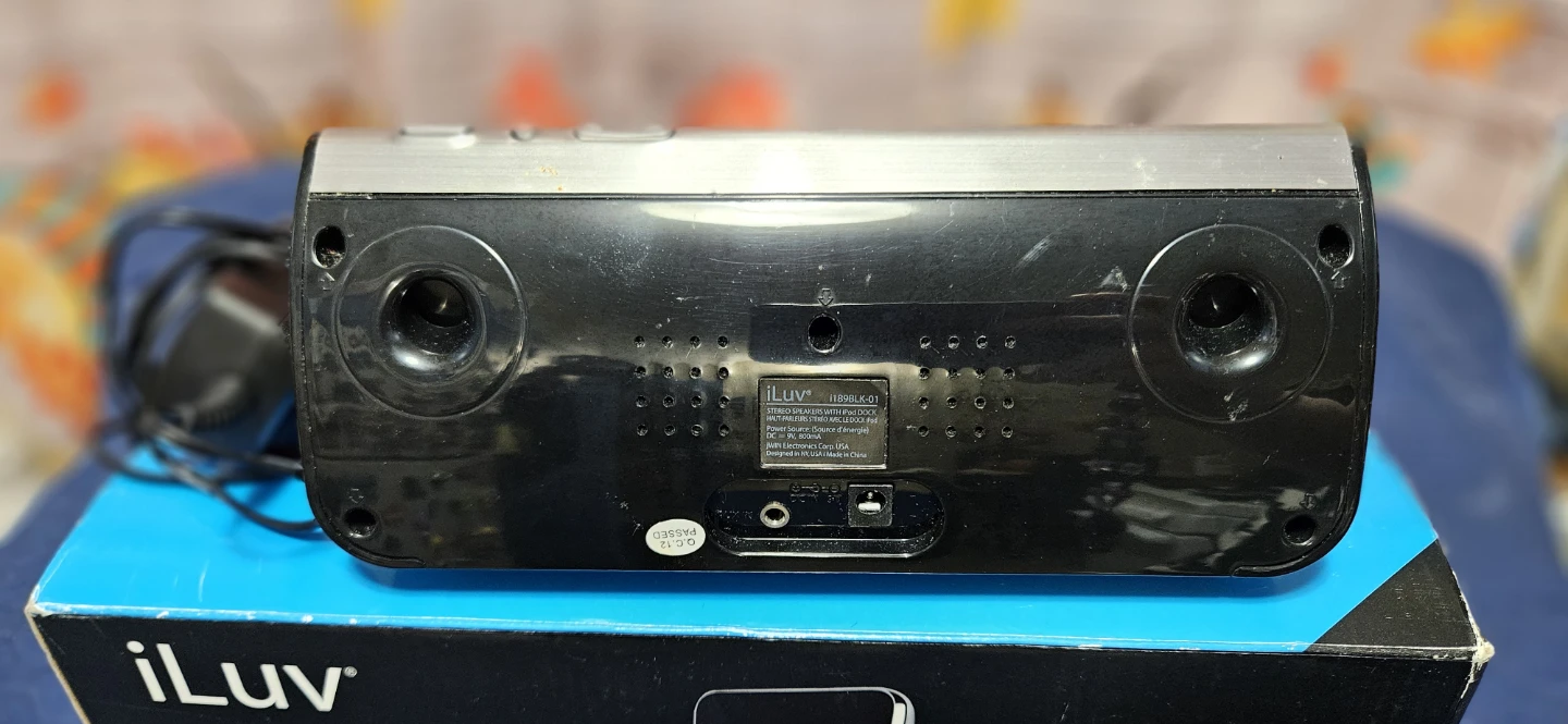 iLuv Stereo Speakers for iPod with Dock and AC Adapter - photo 4
