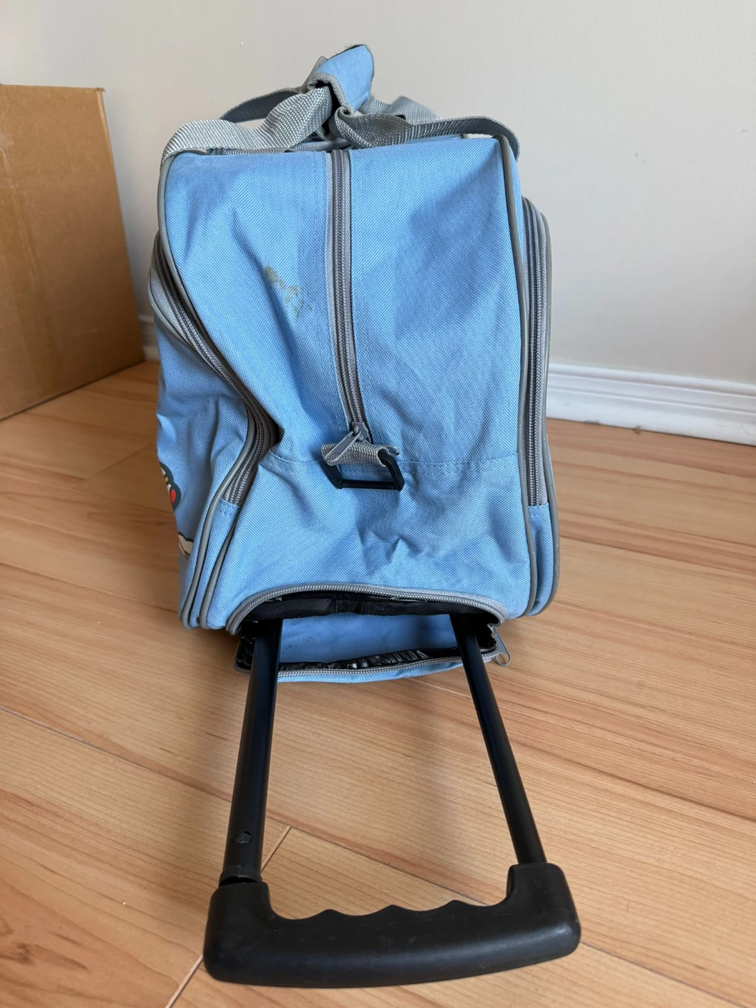 Qoo blue rolling duffel bag with cartoon character - photo 4
