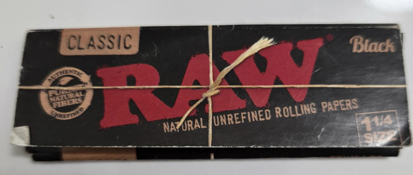 RAW Classic Black 1 1/4 Size Natural Unrefined Rolling Papers