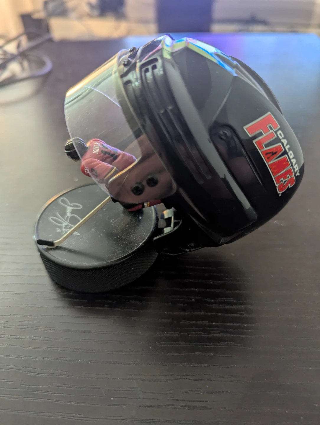 Jarome Iginla Calgary Flames Mini Helmet & Hockey Puck Replica - photo 2