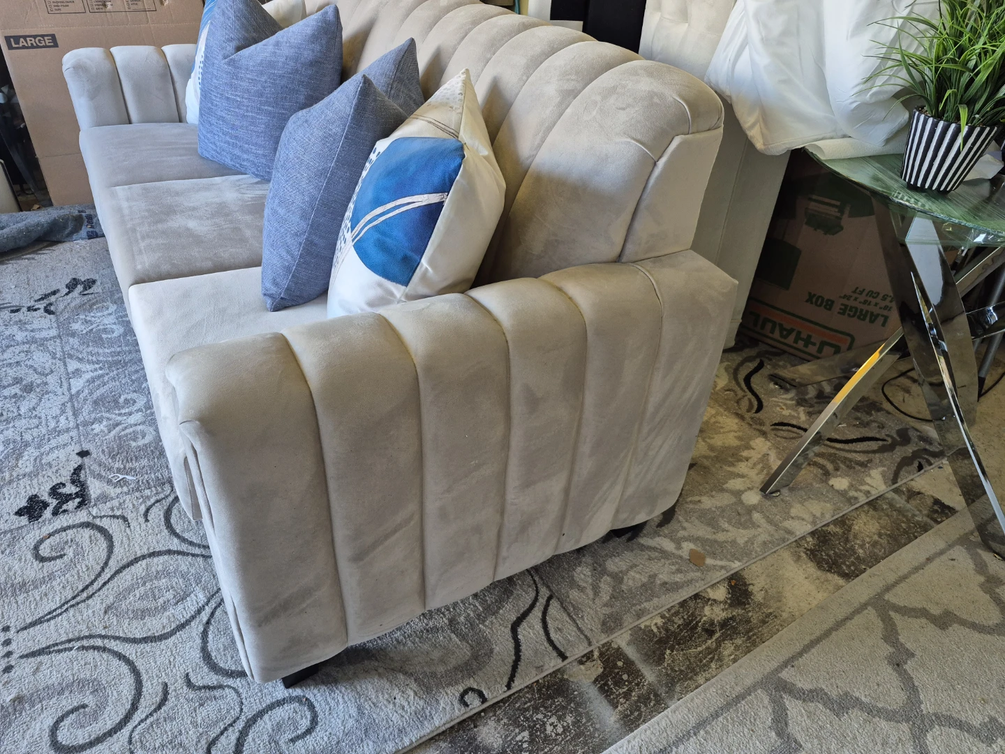 Beige Velvet Sofa with Fluted Design - photo 5