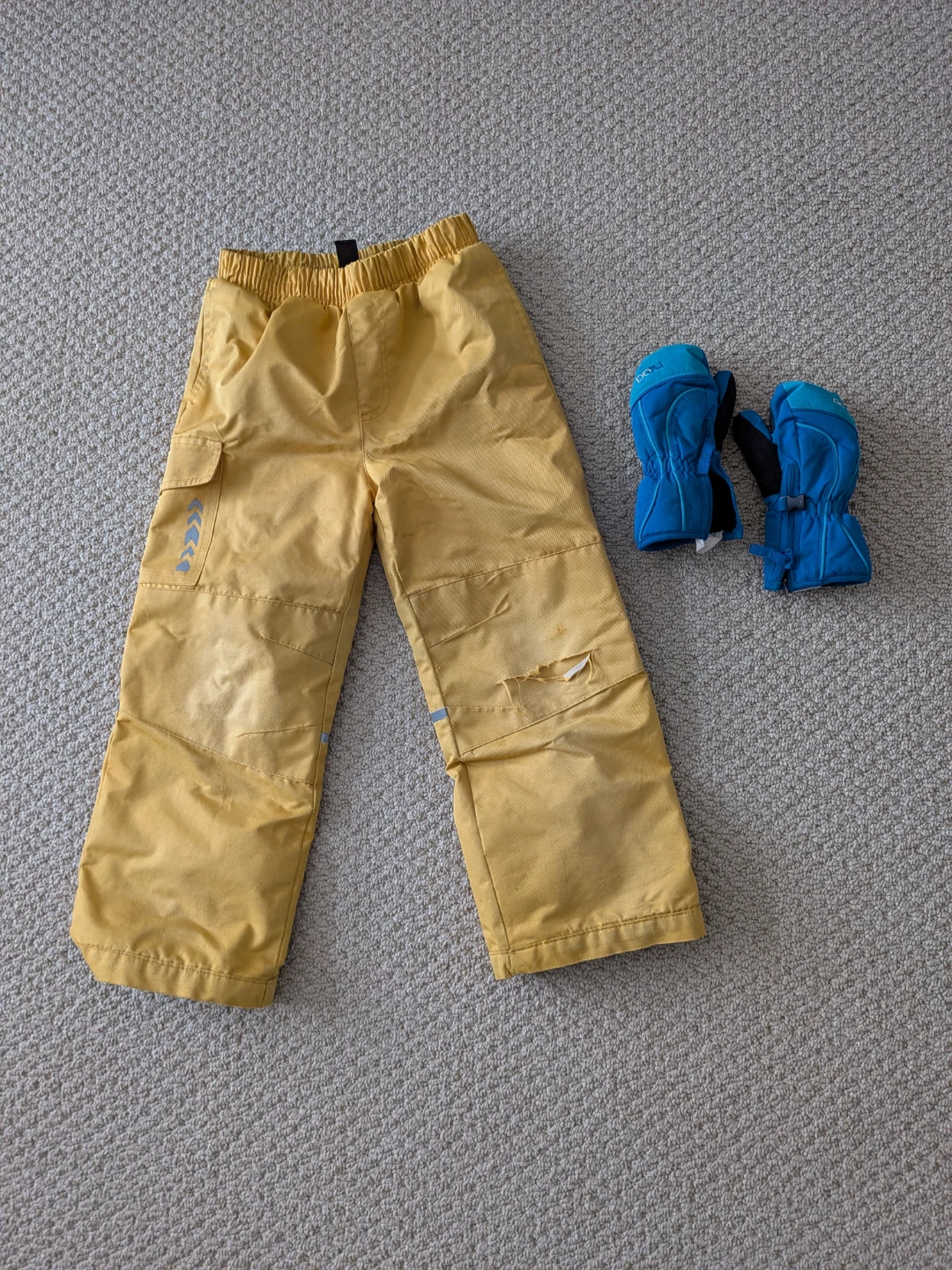 Snow pants and mittens Size X's (4/5)