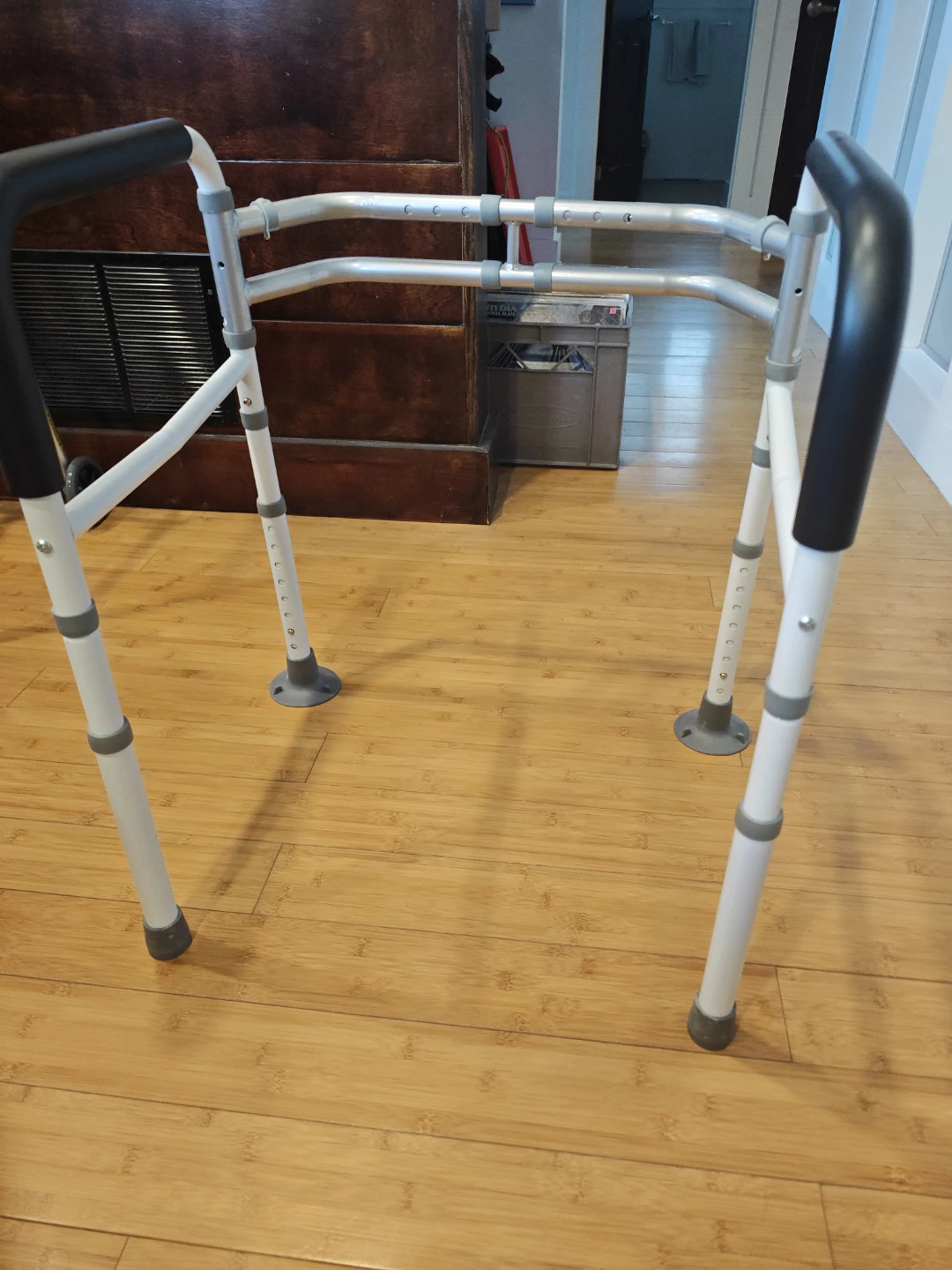 Adjustable toilet seat support - photo 2