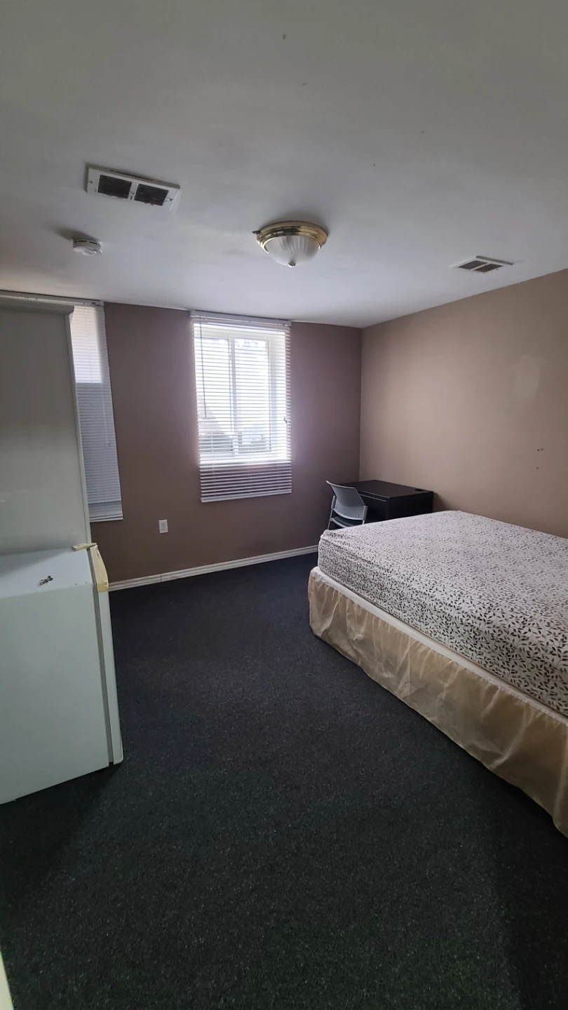 Furnished Room for Rent near McMasters University - photo 2