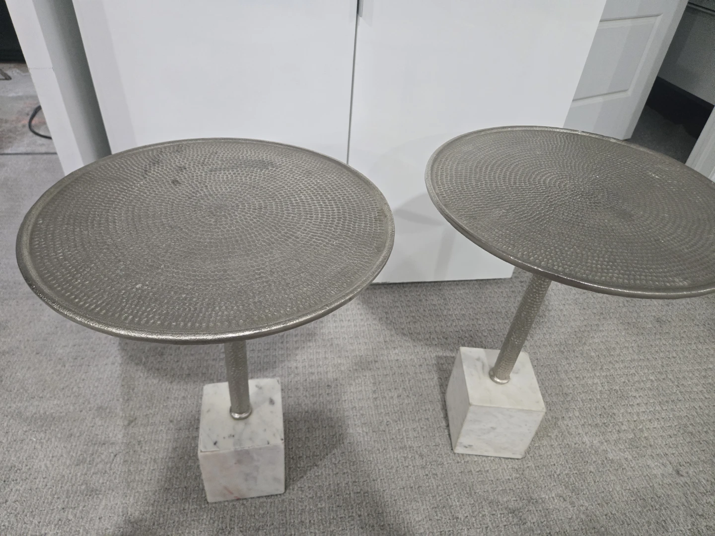Set of 2 Hammered Metal Top Side Tables with Marble Base x2 - photo 2